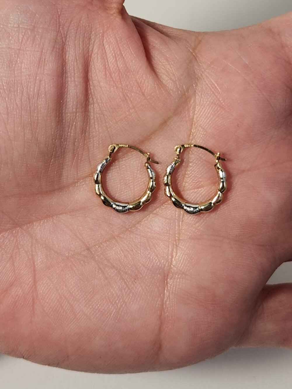 Gorgeous VTG 1980's Solid 10k Tri-Color Gold Bamboo Hoop Earrings 12mm - Picture 12 of 13